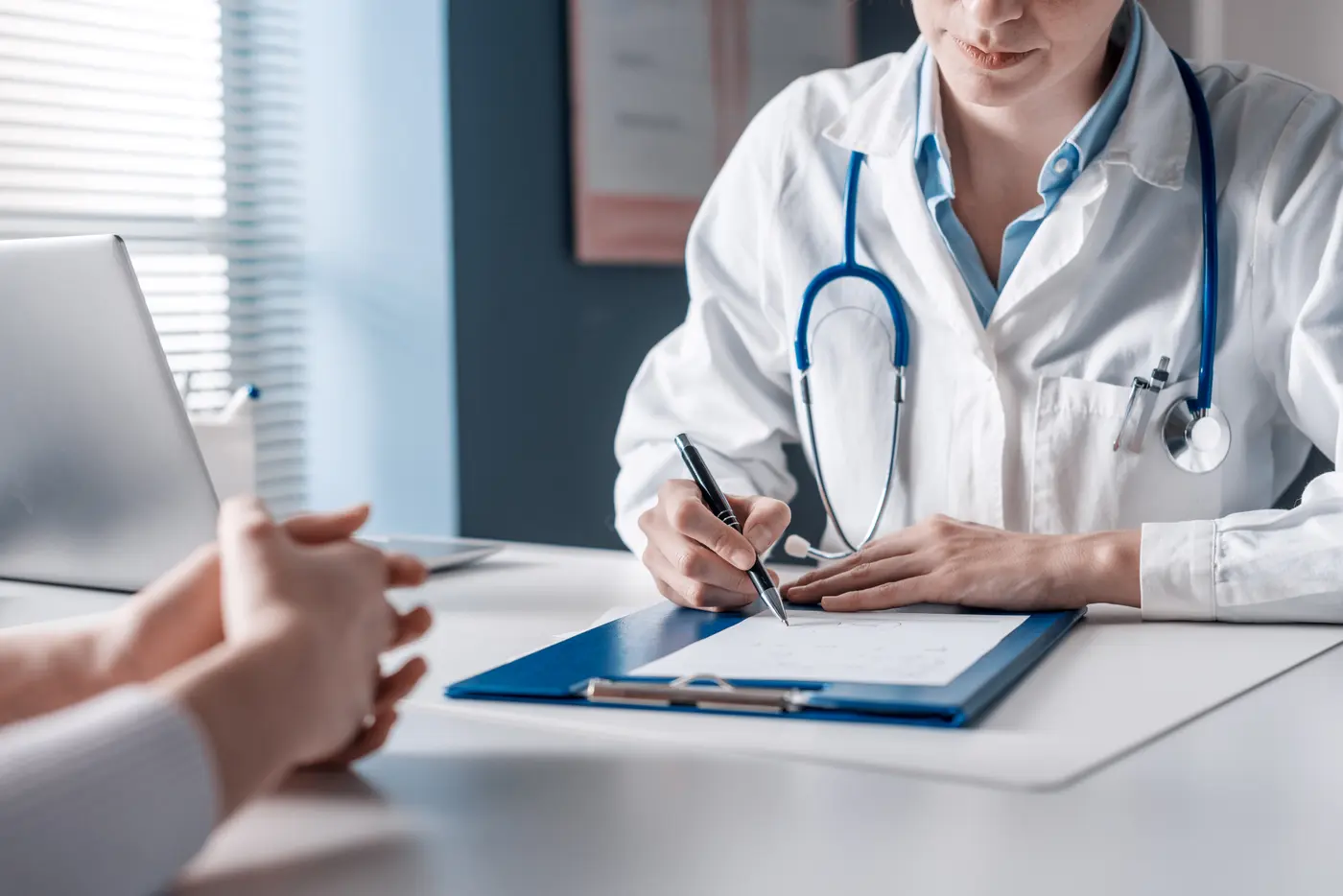 Médica revisando la historia clínica de una paciente